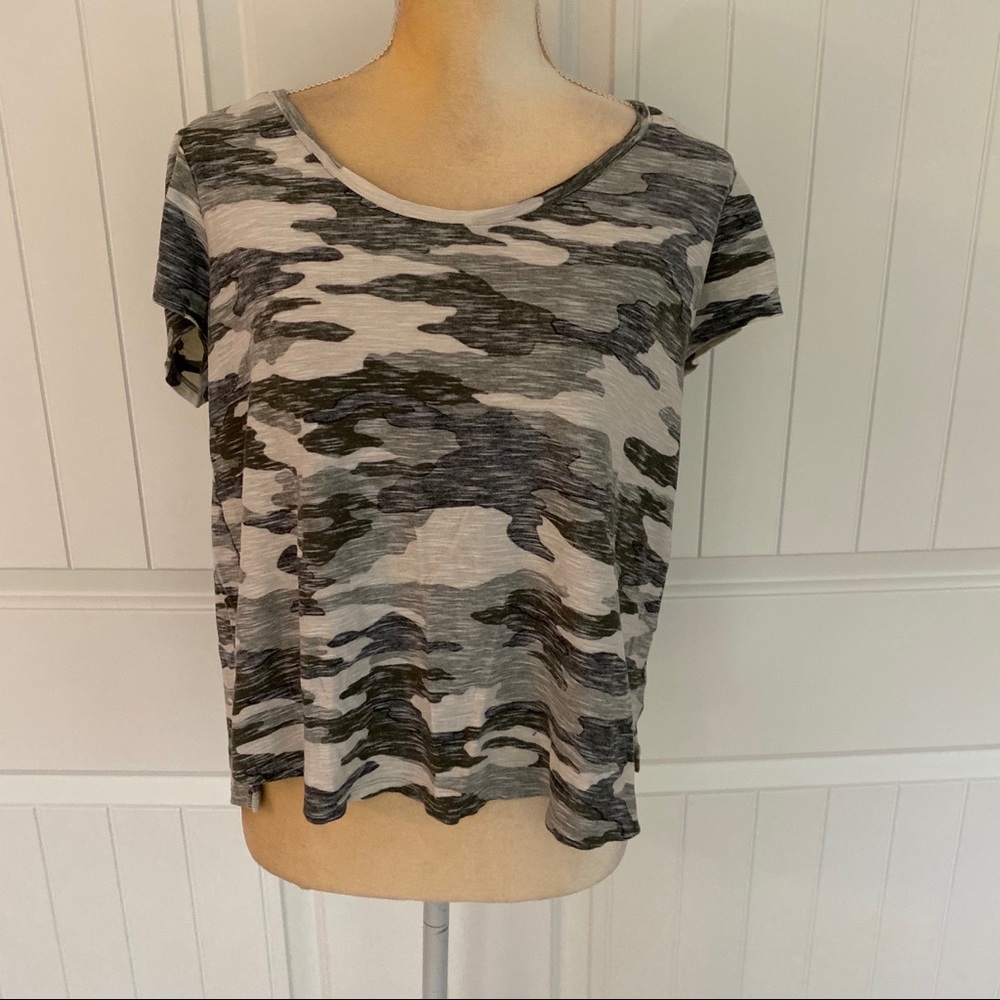 5/$25! Vince Camuto camouflage crop style top size large
